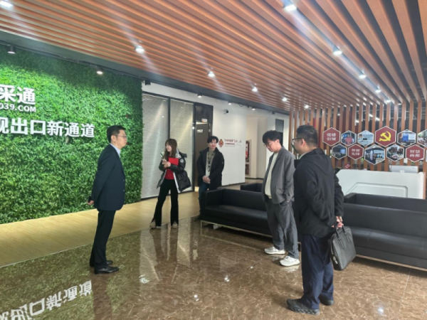 　　▲光大银行苏州分行经营单位负责人与“市采通”项目牵头人讨论业务需求